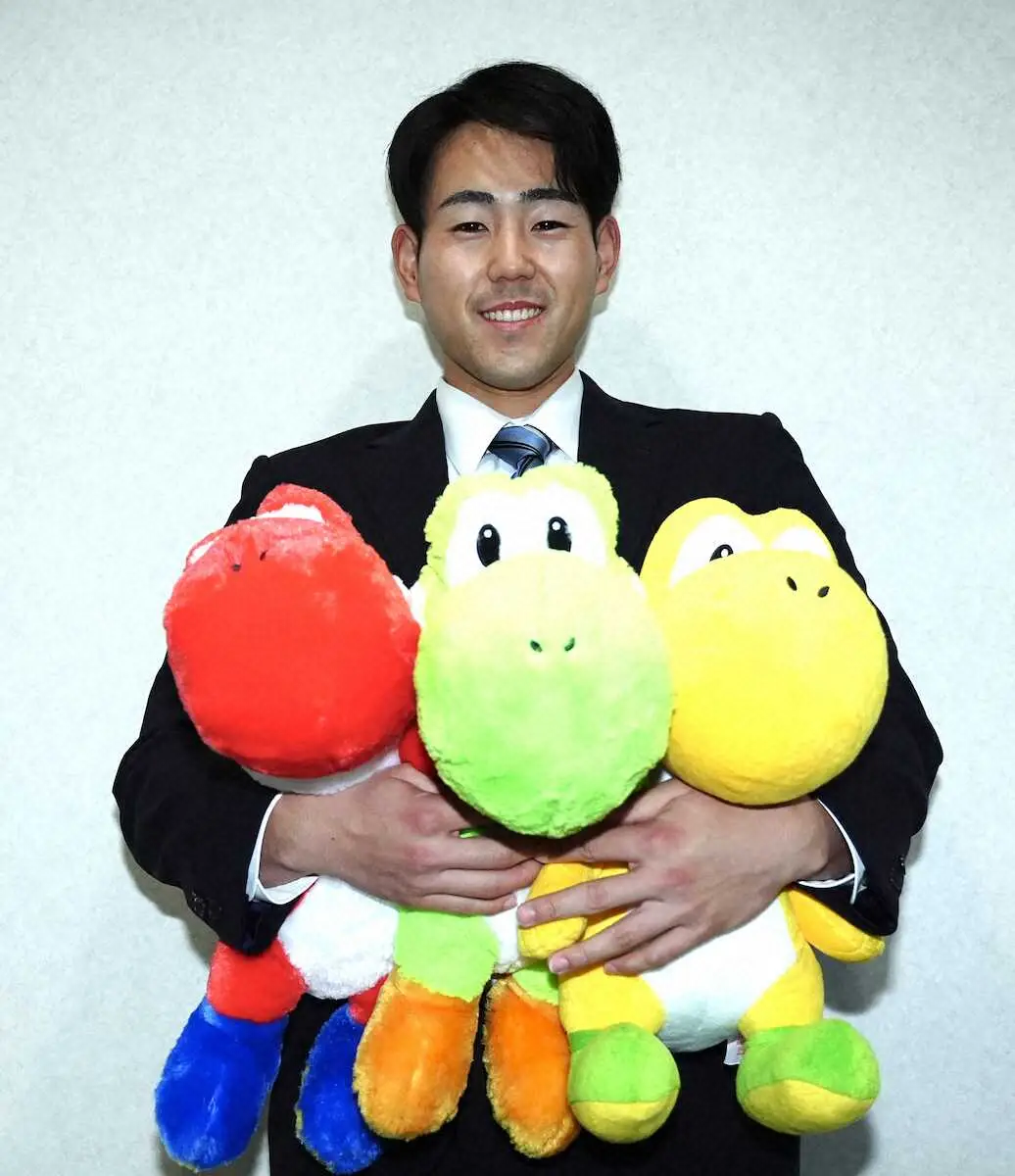 【画像・写真】＜ロッテ入寮＞3匹のヨッシーを抱く長島（撮影・長久保　豊）