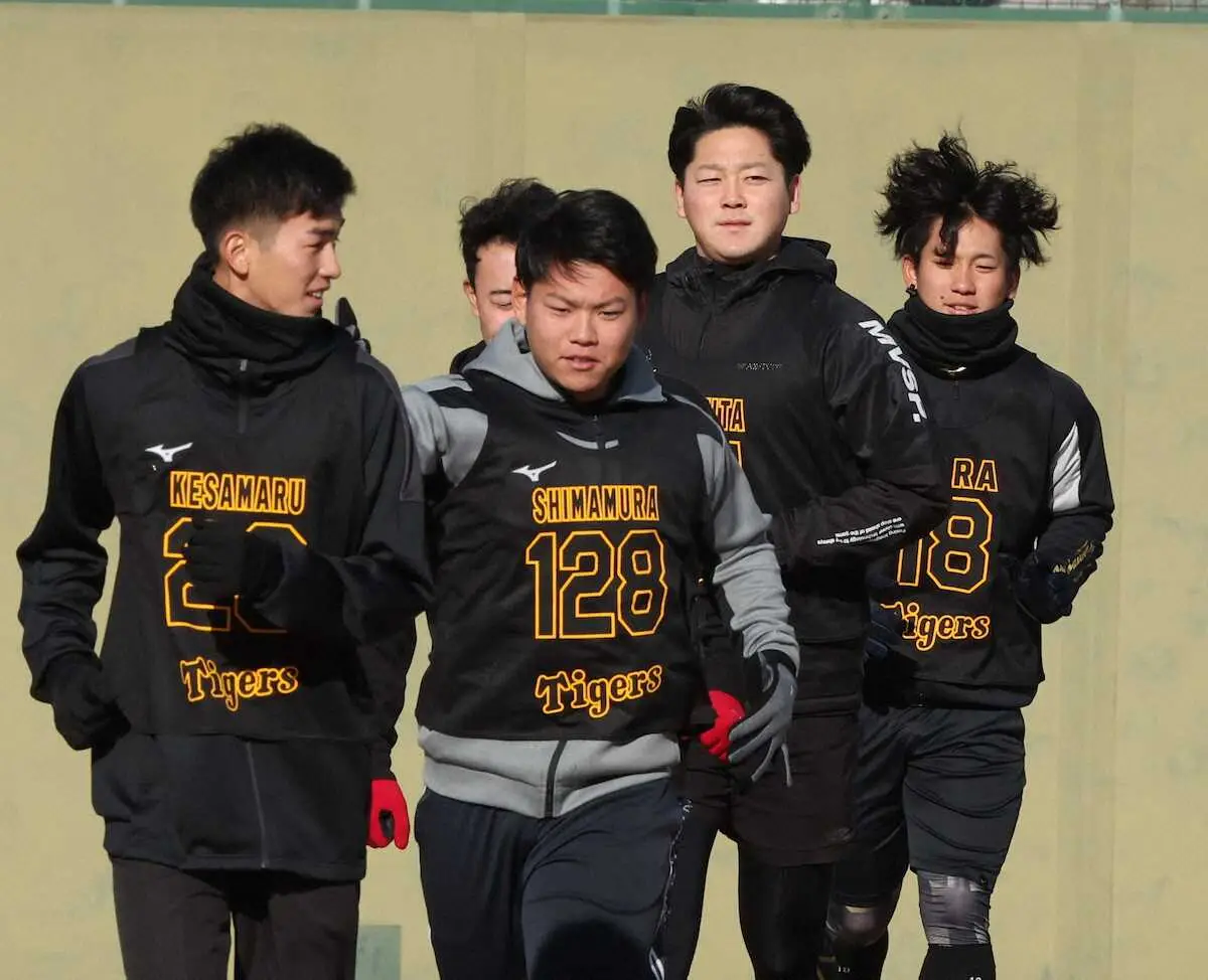 【画像・写真】阪神の新人合同自主トレ開始　藤川監督が9選手に訓示「寒いので気をつけてやってもらえたら」