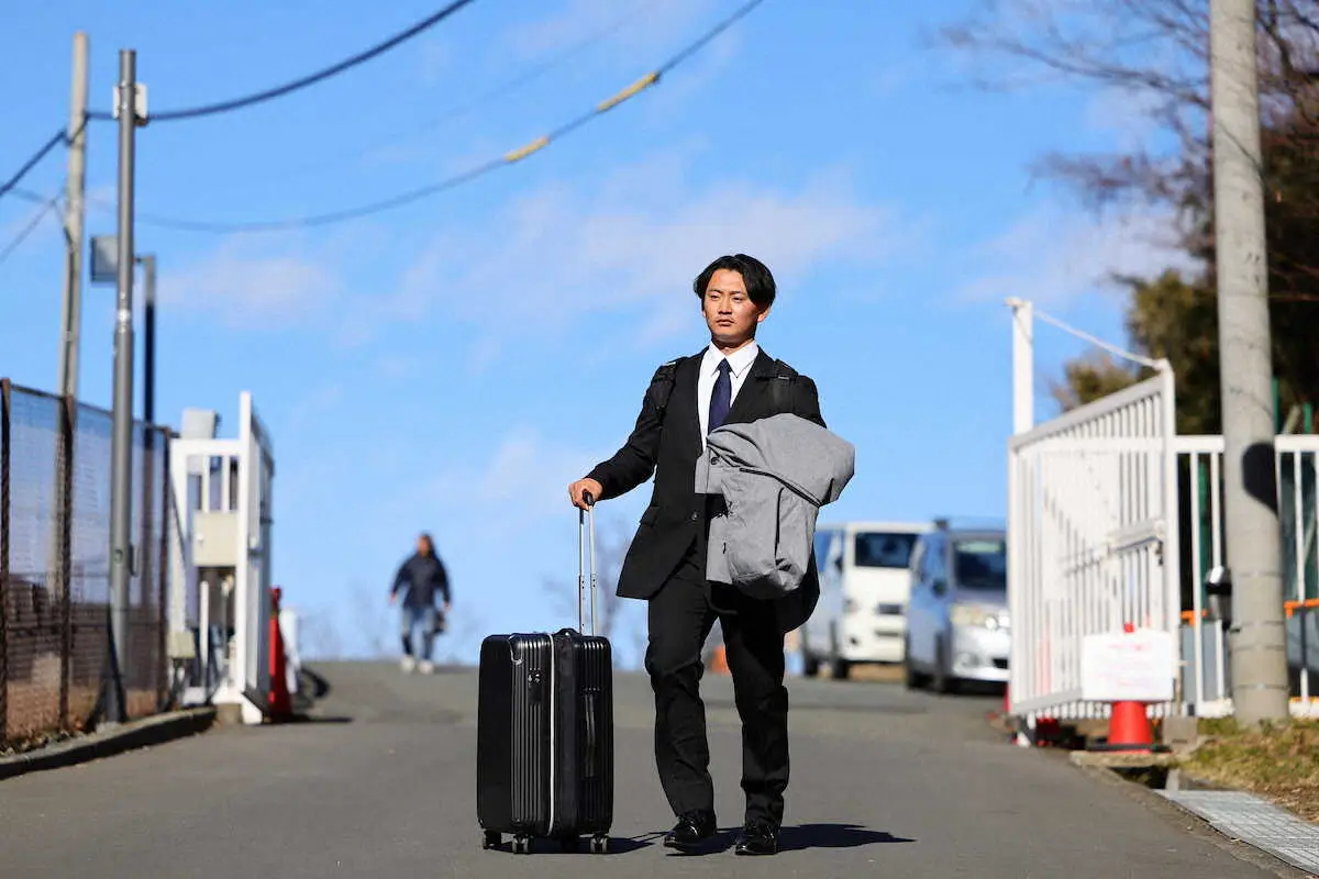 【画像・写真】巨人ドラ5・宮原　寄せ書きボールとともに入寮　「きつい時も踏ん張れるように」