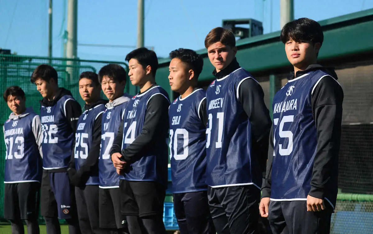 【画像・写真】ヤクルト・村上　新人に“お年玉”サプライズ登場　ドラ1・中村優「オーラがあった」