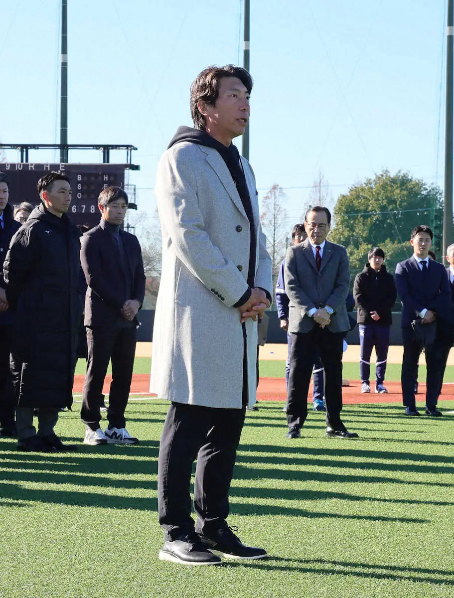 【画像・写真】ヤクルト・高津監督　「毎年が勝負、毎日が競争」合同自主トレ初日のルーキーに訓示