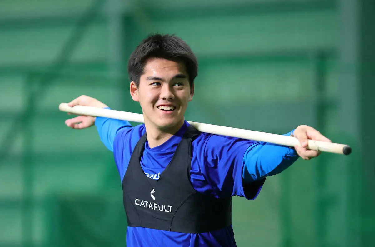 【画像・写真】＜日本ハム新人合同自主トレ＞笑顔で自主トレする藤田琉　（撮影・白鳥　佳樹）