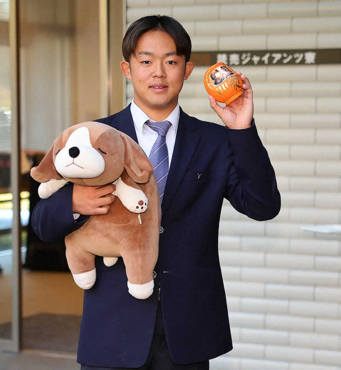 【画像・写真】＜巨人入寮＞入寮し、ぬいぐるみとダルマを手にする西川（撮影・光山　貴大）