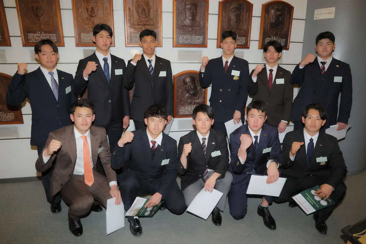 【画像・写真】巨人ドラ1石塚　「早く東京ドームでプレー」　野球殿堂博物館でONと“記念撮影”