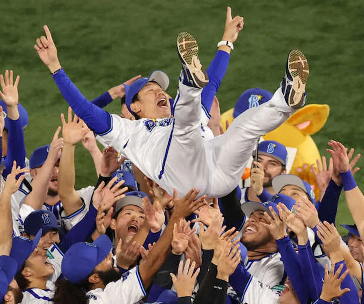 【画像・写真】26年ぶりの日本一に輝き、胴上げされる三浦監督