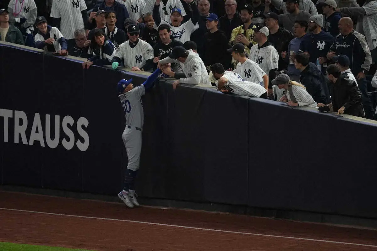 【画像・写真】ドジャース・ベッツの守備妨害したファン2人　メジャー全球場などで無期限入場禁止