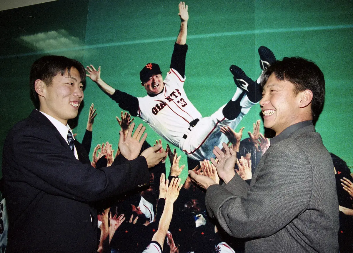 【画像・写真】1999年、二岡智宏とともに入寮し、長嶋茂雄監督の写真の前でポーズを取る巨人ドラフト1位の上原浩治