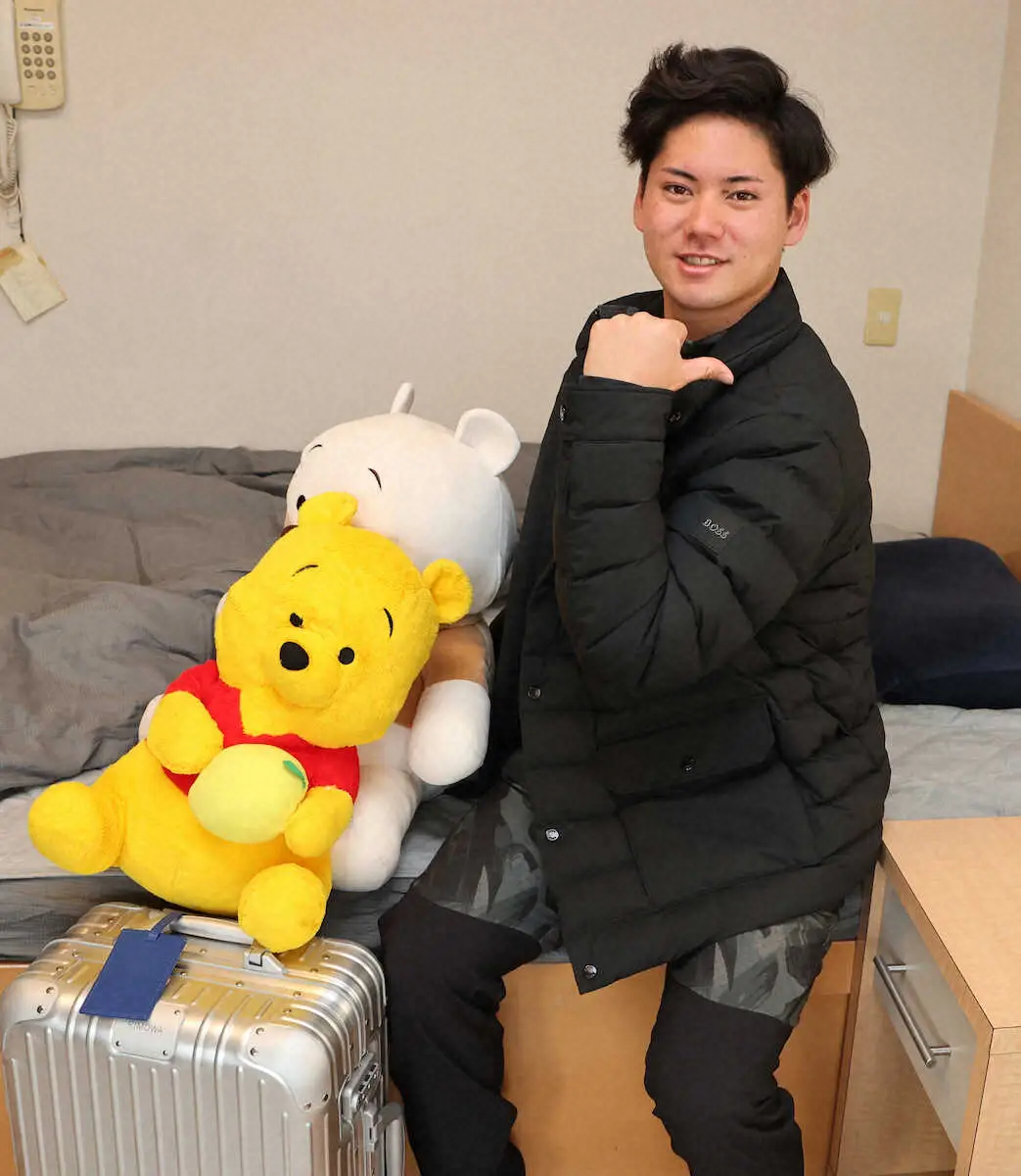 【画像・写真】プーさんなどキャラクターのぬいぐるみを持参し、入寮した中日ドラフト1位・金丸（撮影・椎名　航）