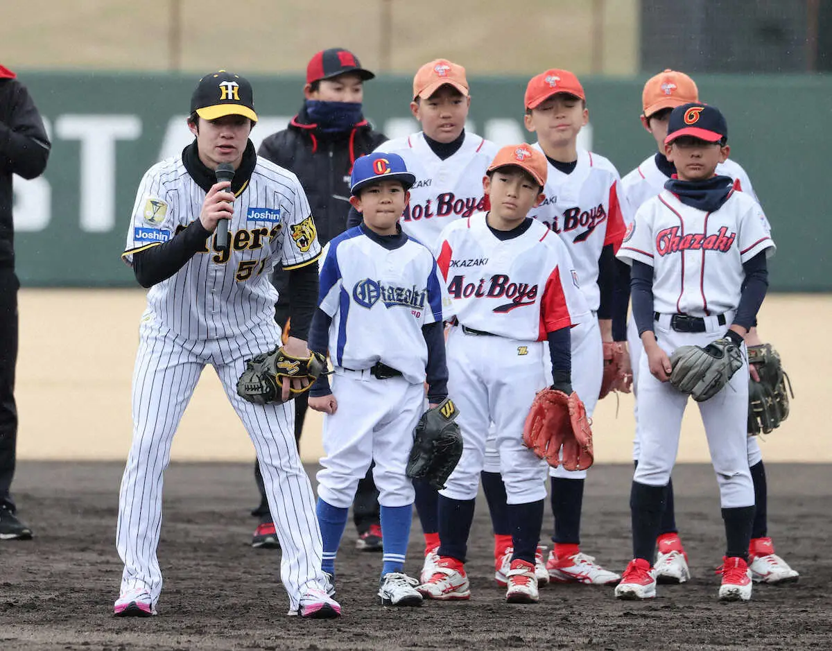 【画像・写真】阪神・中野が野球教室で子供に熱血指導　質問コーナーでは「奥様の手料理で好きなものは？」に返答