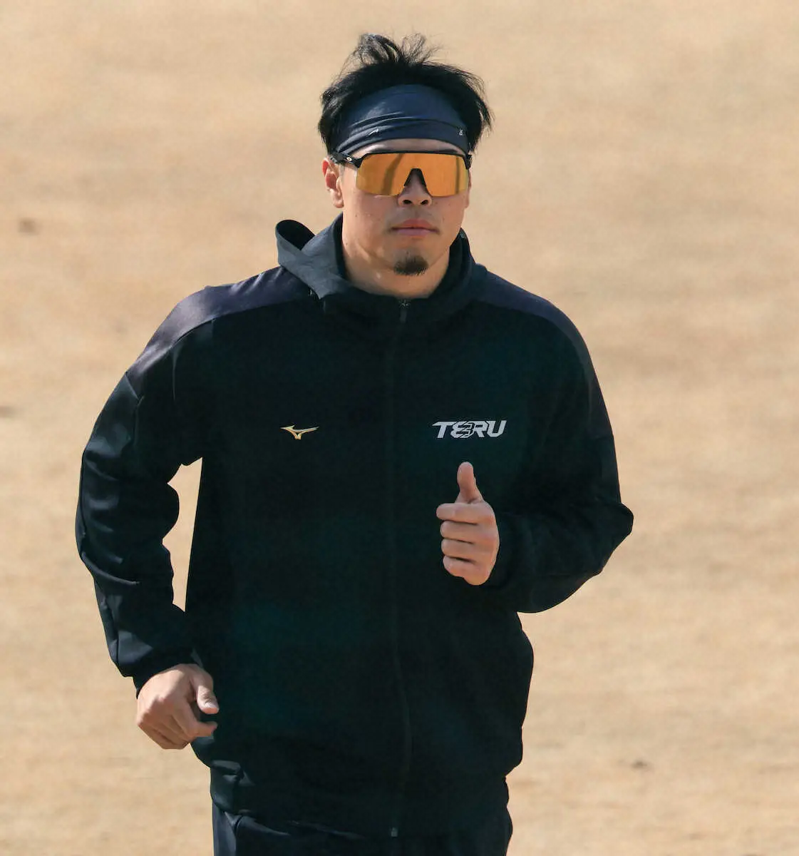 【画像・写真】阪神・佐藤輝「卒業生の僕たちも頑張ります」　近大先輩・畠と共闘宣言　母校創立100周年に花添える