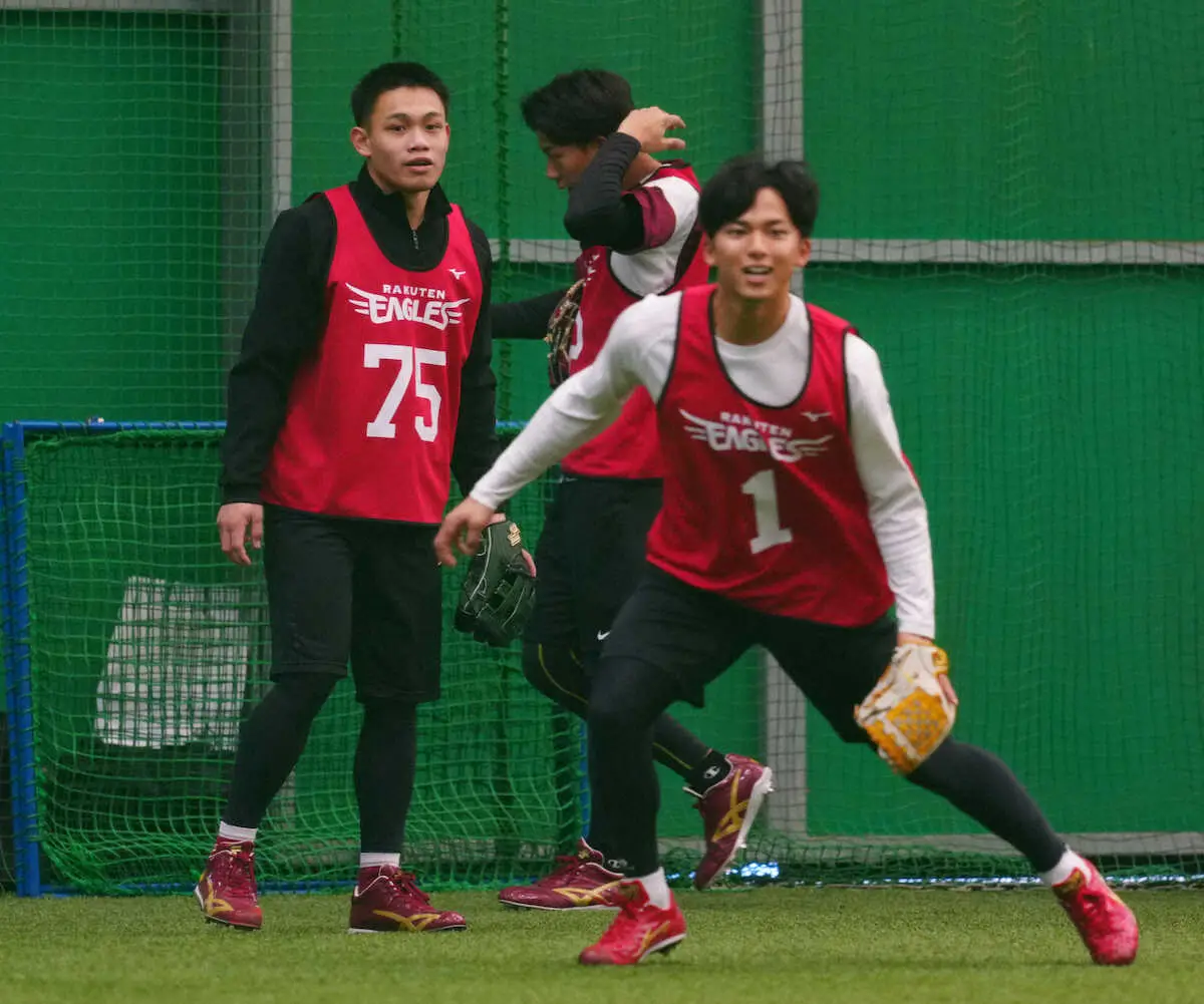 【画像・写真】楽天ドラ6陽柏翔、ハタチの誓い「宗山さんに守備で負けないよう」夜間練習でも後ろから動きチェック