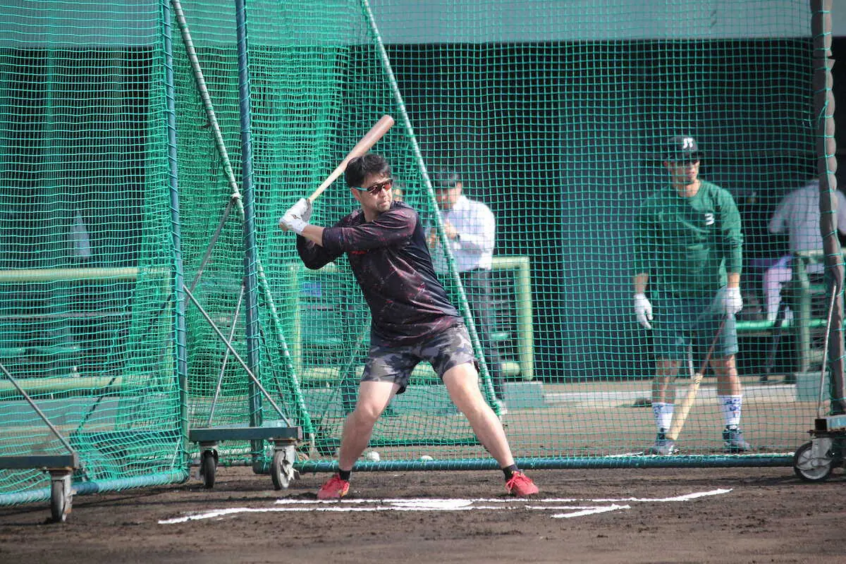 【画像・写真】楽天・阿部が自主トレを公開　新フォームで力強い打球を飛ばす