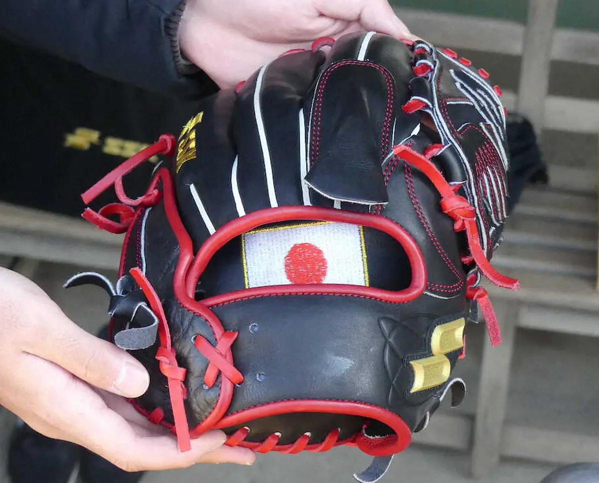 【画像・写真】巨人・戸郷の日の丸の刺繍入りのグラブ