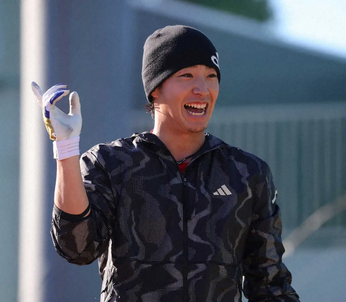 【画像・写真】自主トレで笑顔を見せる度会　（撮影・白鳥　佳樹）