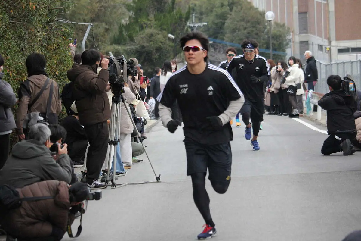 【画像・写真】楽天・早川が自主トレ公開　約200メートルの急坂をかけあがり「限界ギリギリを攻められる」と感謝