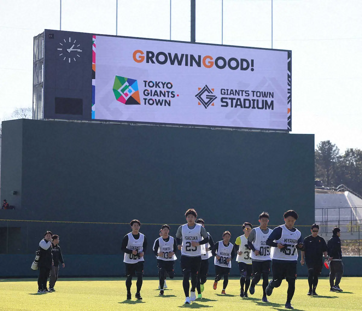 【画像・写真】巨人が新球場で新人合同自主トレ開始　ドラ1・石塚裕惺「最初に足を踏み入れたことを誇りに思います」