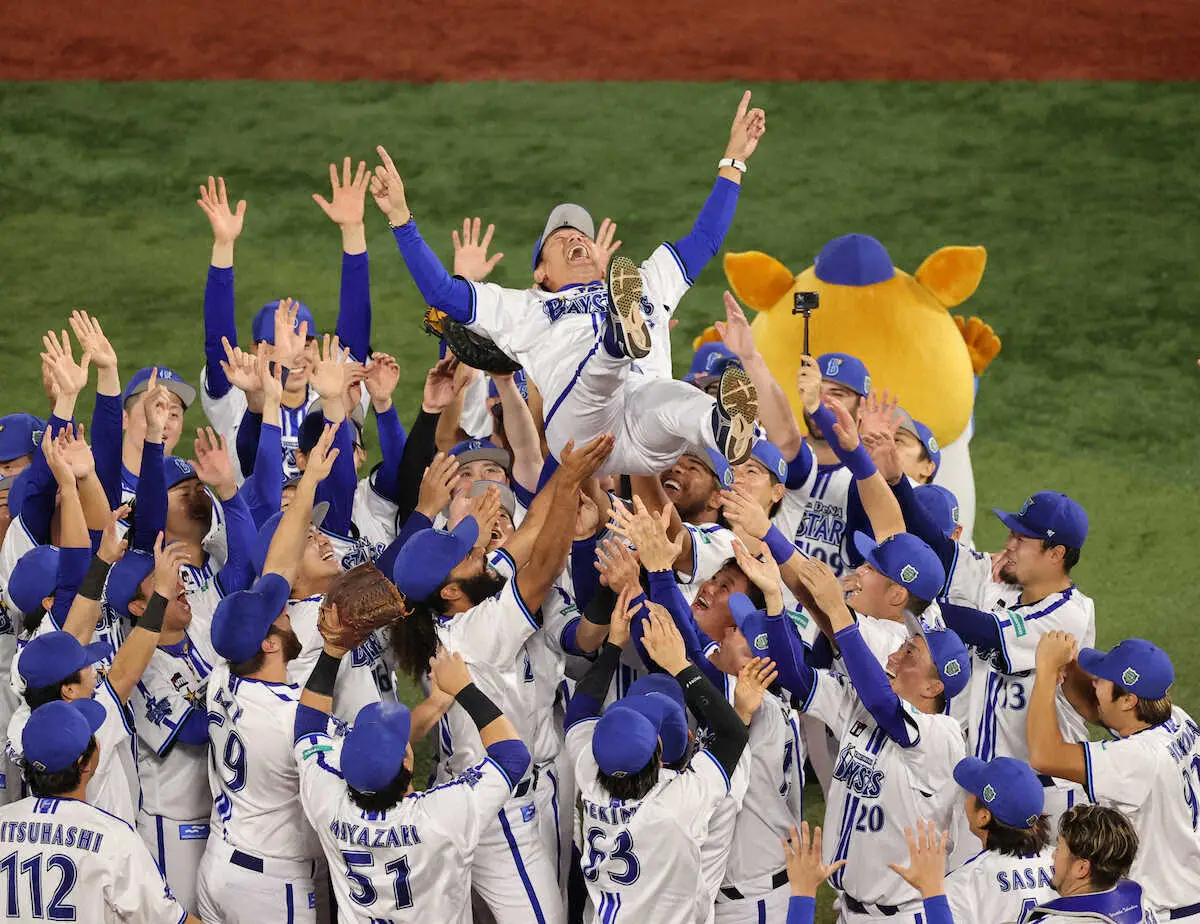 【画像・写真】DeNA三浦大輔監督　日本一の胴上げシーンでこそっと？達成していた　「俺もやろう！と思って」