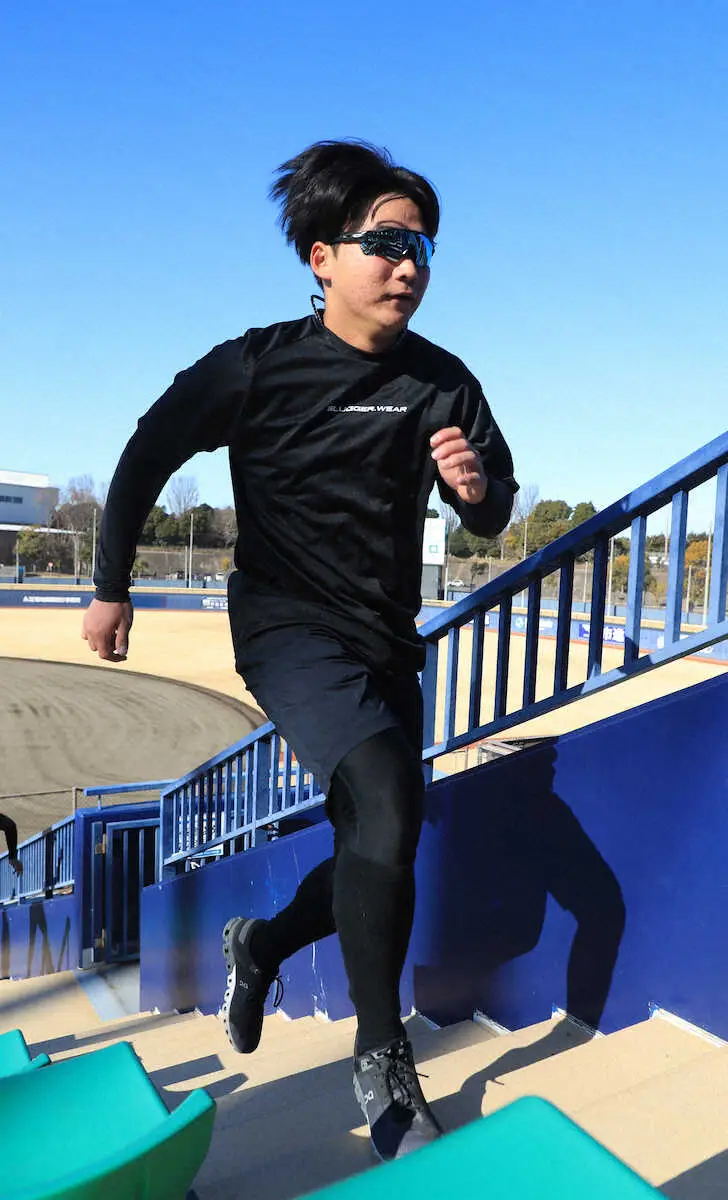 【画像・写真】＜日本ハム　新人合同自主トレ＞階段ダッシュで汗を流す山県（撮影・西川祐介）