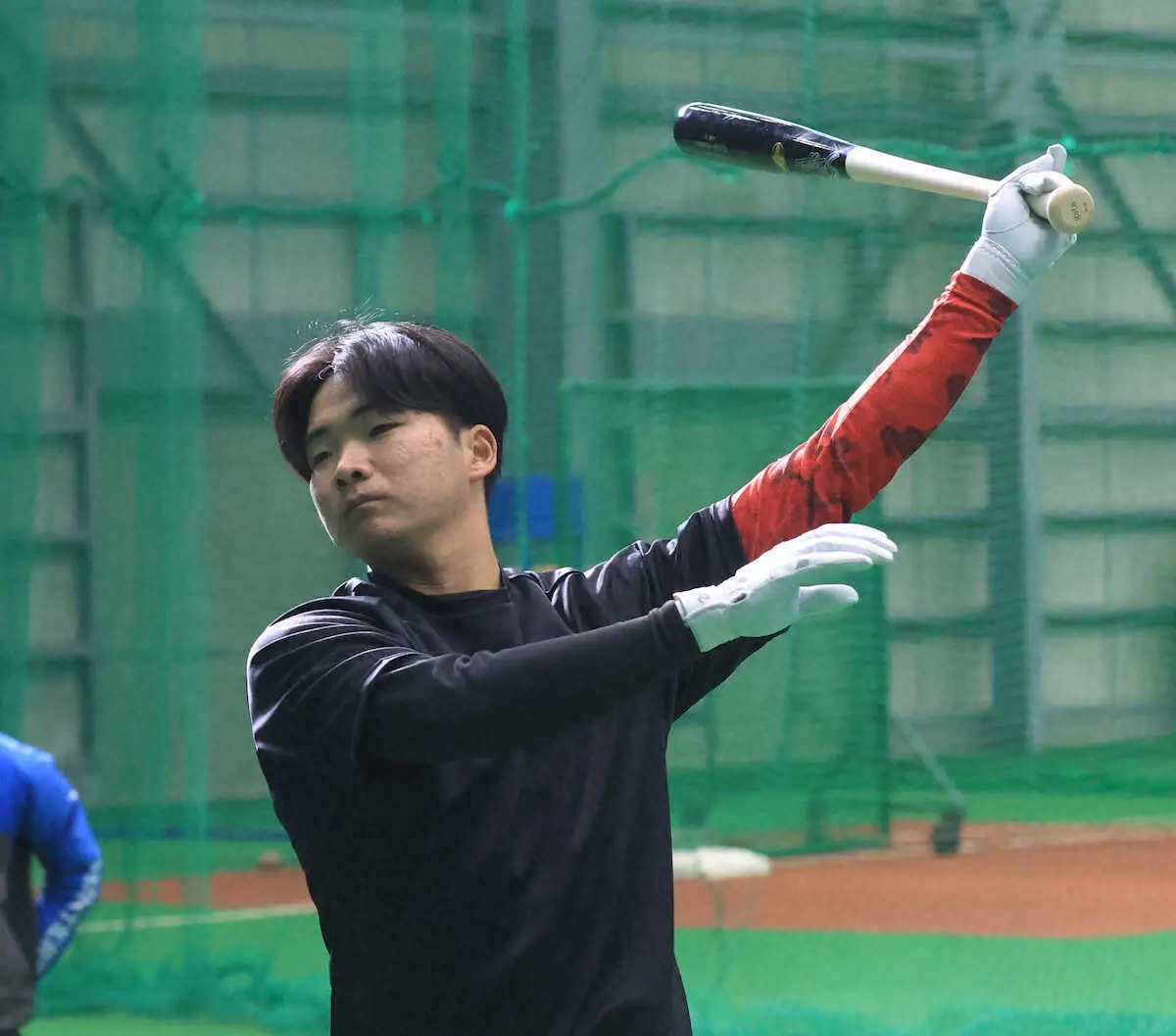 【画像・写真】＜日本ハム新人合同自主トレ＞室内で打撃練習を行う山県（撮影・西川祐介）