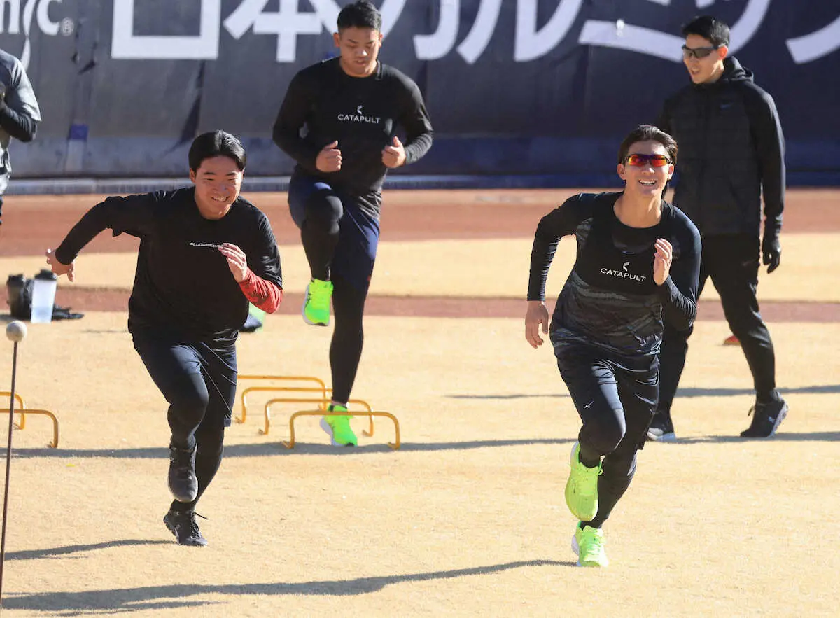 【画像・写真】＜日本ハム新人合同自主トレ＞グラウンドをダッシュするドラフト5位・山県（左）とドラフト6位・山城（撮影・西川祐介）