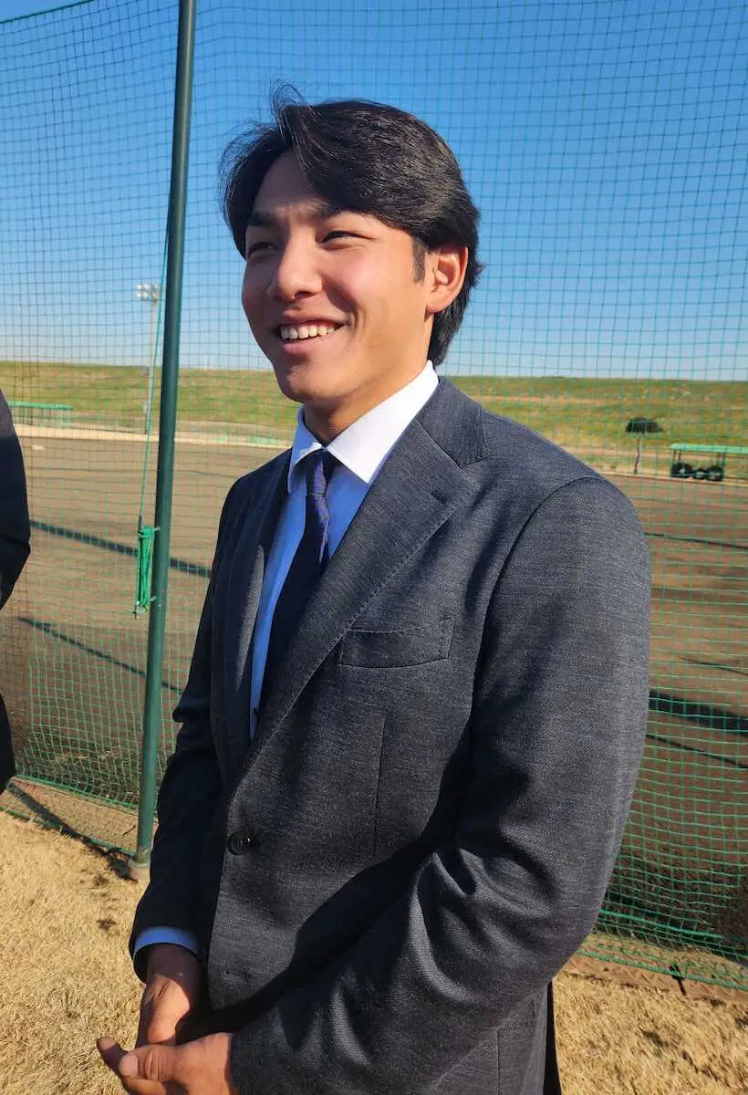 【画像・写真】FA加入・茂木の人的補償で楽天に移籍の小森航大郎　スーツ姿で戸田グラウンドを訪問　笑顔であいさつ