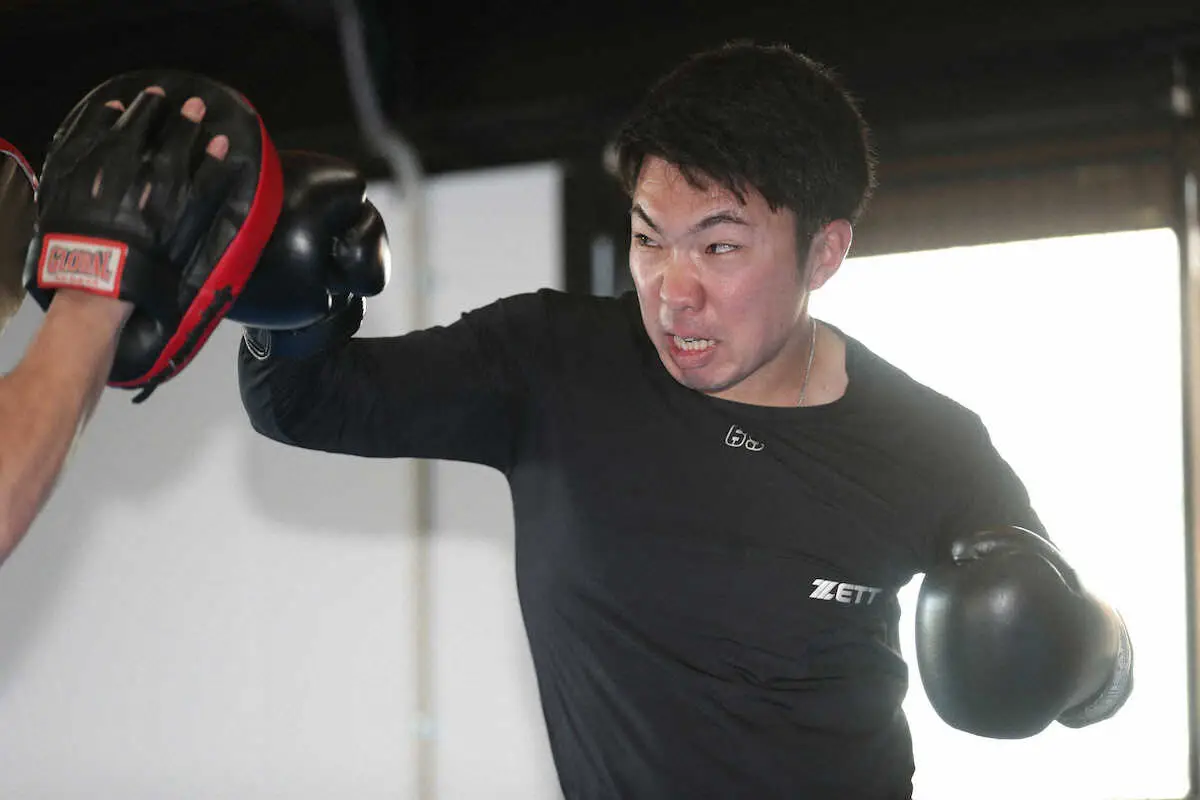 【画像・写真】阪神・石井がボクシングジムで自主トレ公開　パワフルなミット打ちも披露「すごく野球に役立つ」