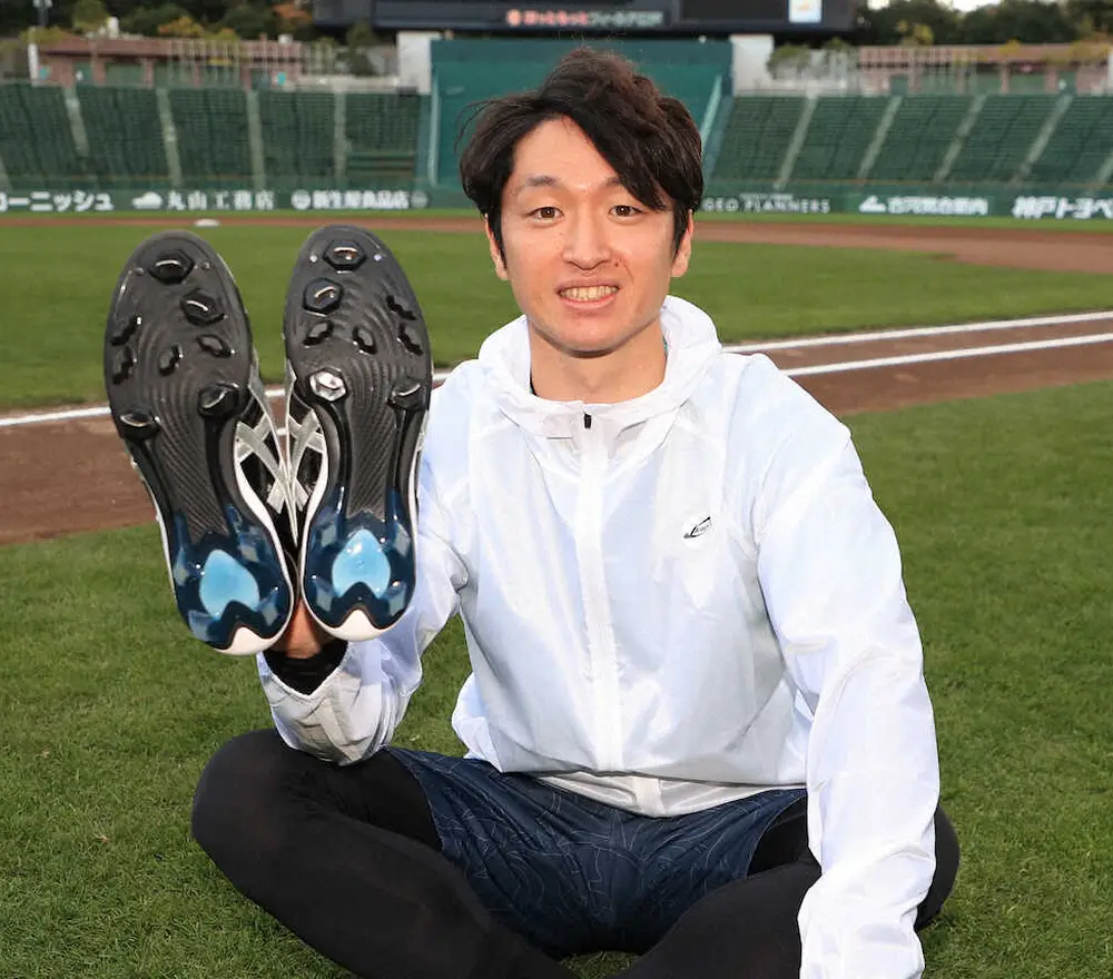 【画像・写真】阪神・近本　“新兵器”で目指すは「赤星超え」！足への負担少ないスパイクで6度目盗塁王狙う