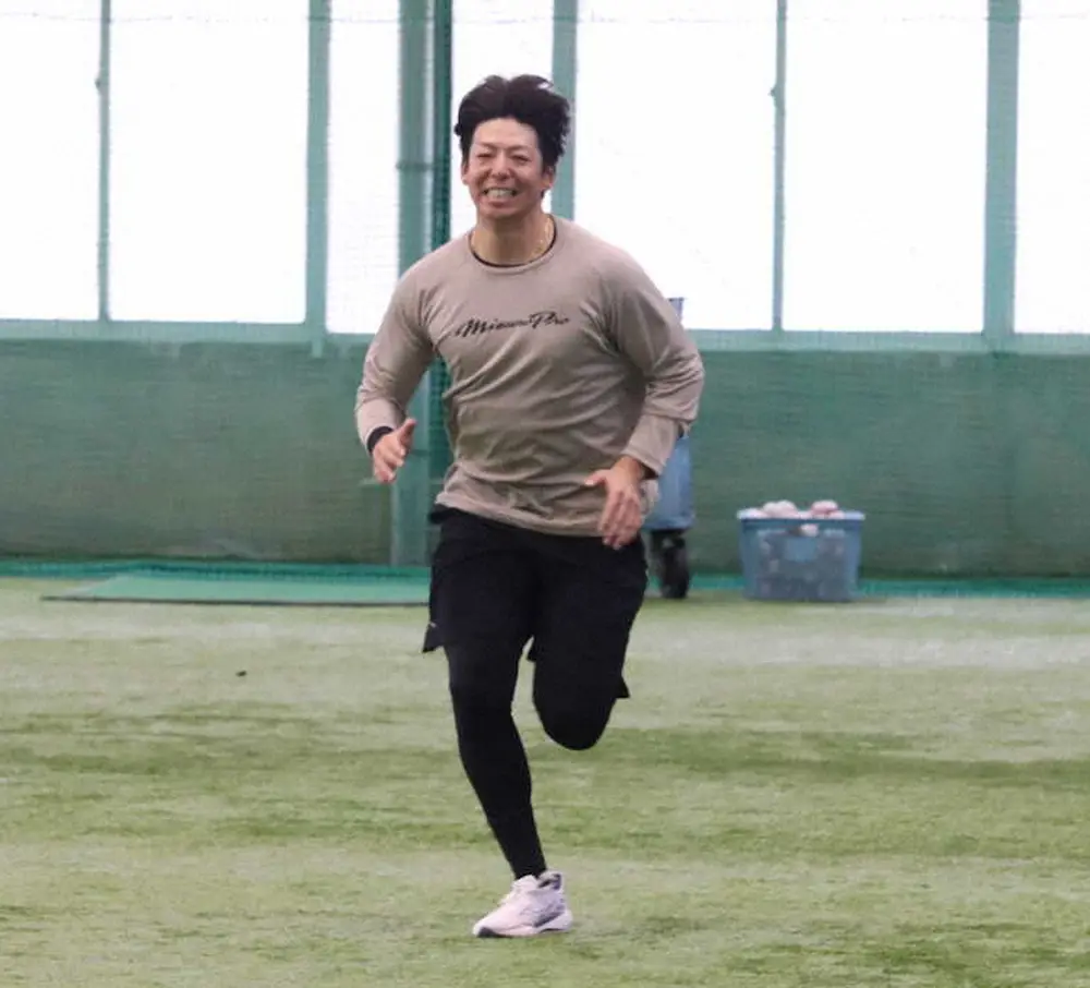 【画像・写真】広島・野間が“新兵器”で足固め　「クッション性強い」ミズノ社製スパイクで下半身強化目指す