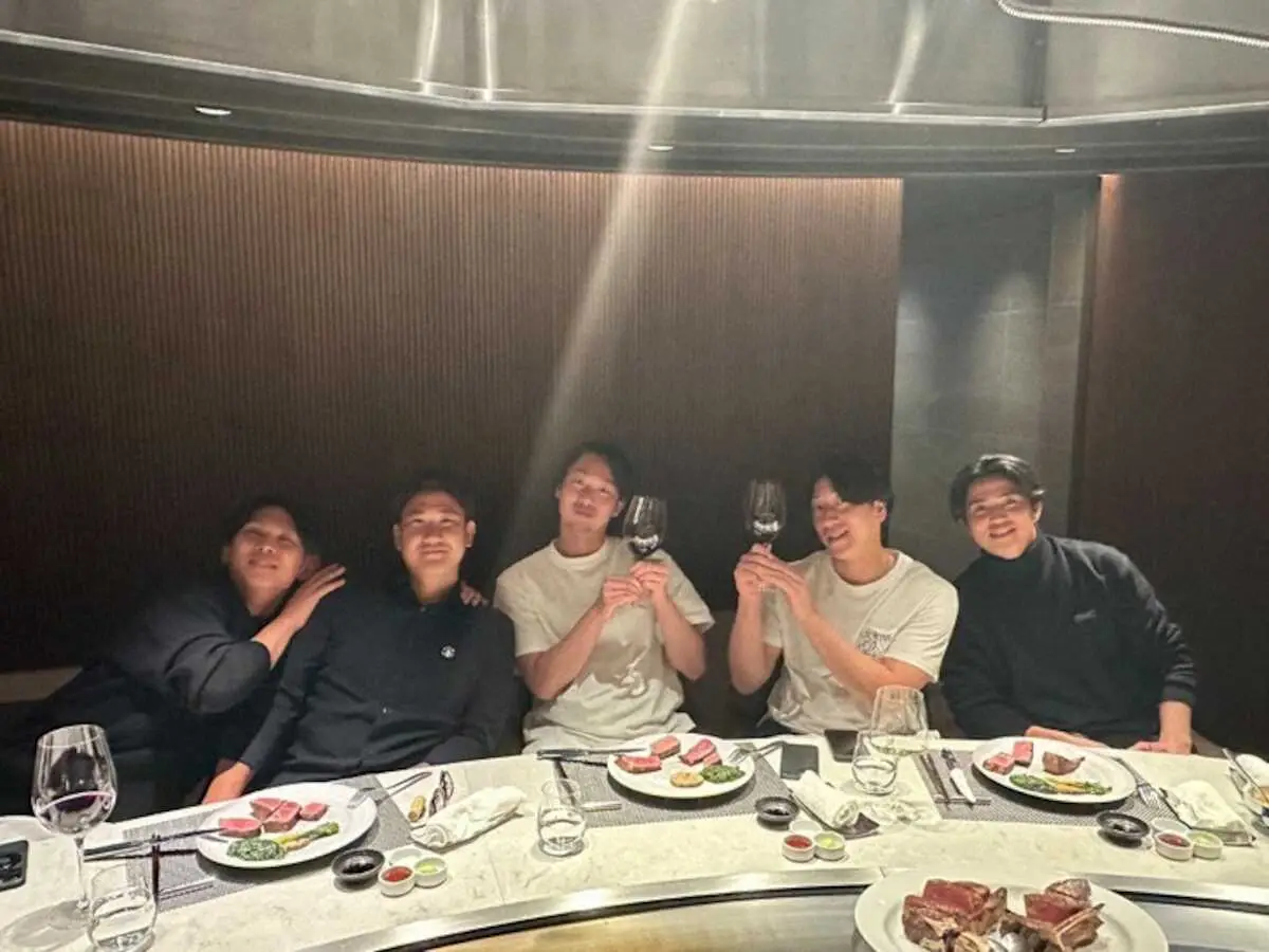 【画像・写真】菅野と後輩投手陣との食事会の様子（菅野のXから）