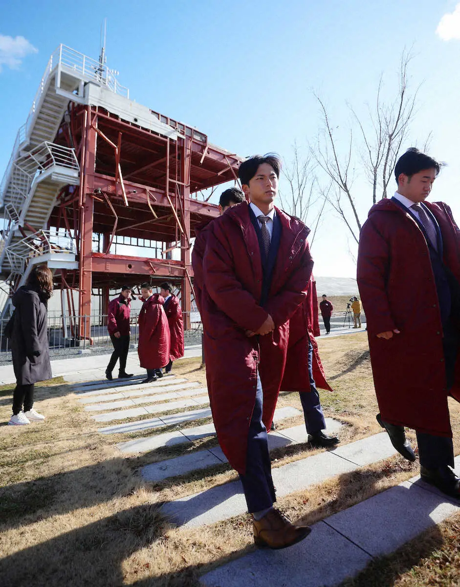 【画像・写真】南三陸町震災復興祈念公園を訪れる宗山ら楽天新入団選手ら　（撮影・白鳥　佳樹）