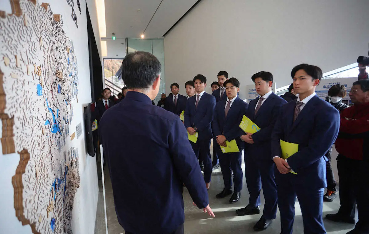 【画像・写真】南三陸311メモリアルで説明を受ける宗山（右手前）ら楽天新入団選手ら（撮影・白鳥　佳樹）