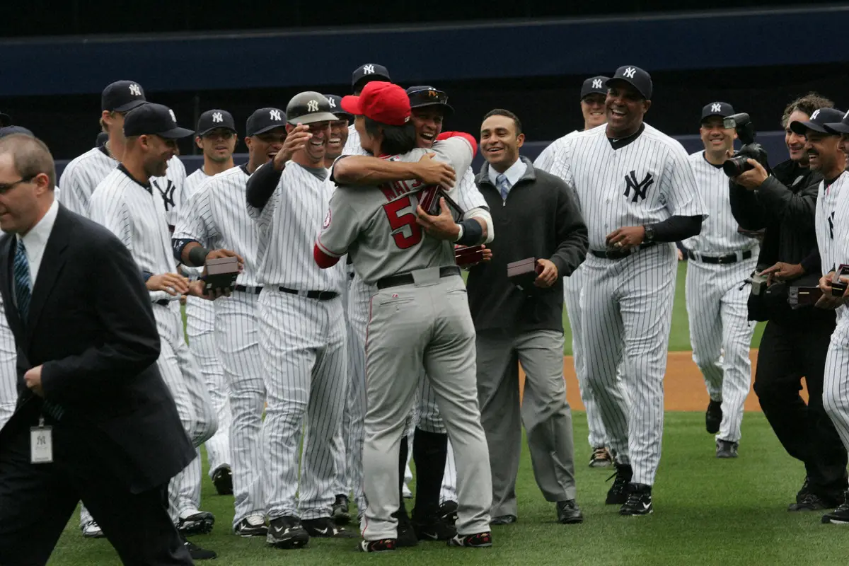 【画像・写真】2010年、グラウンドで抱擁するデレク・ジーターと松井秀喜（中央）