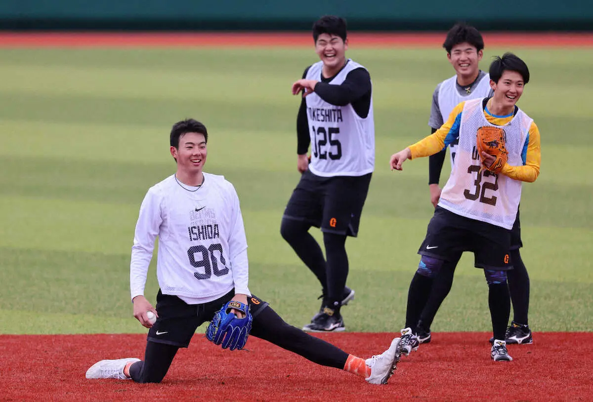 【画像・写真】巨人の新人選手がサイン会　ドラフト1位・石塚は「プロになった気持ちになりました」と笑顔