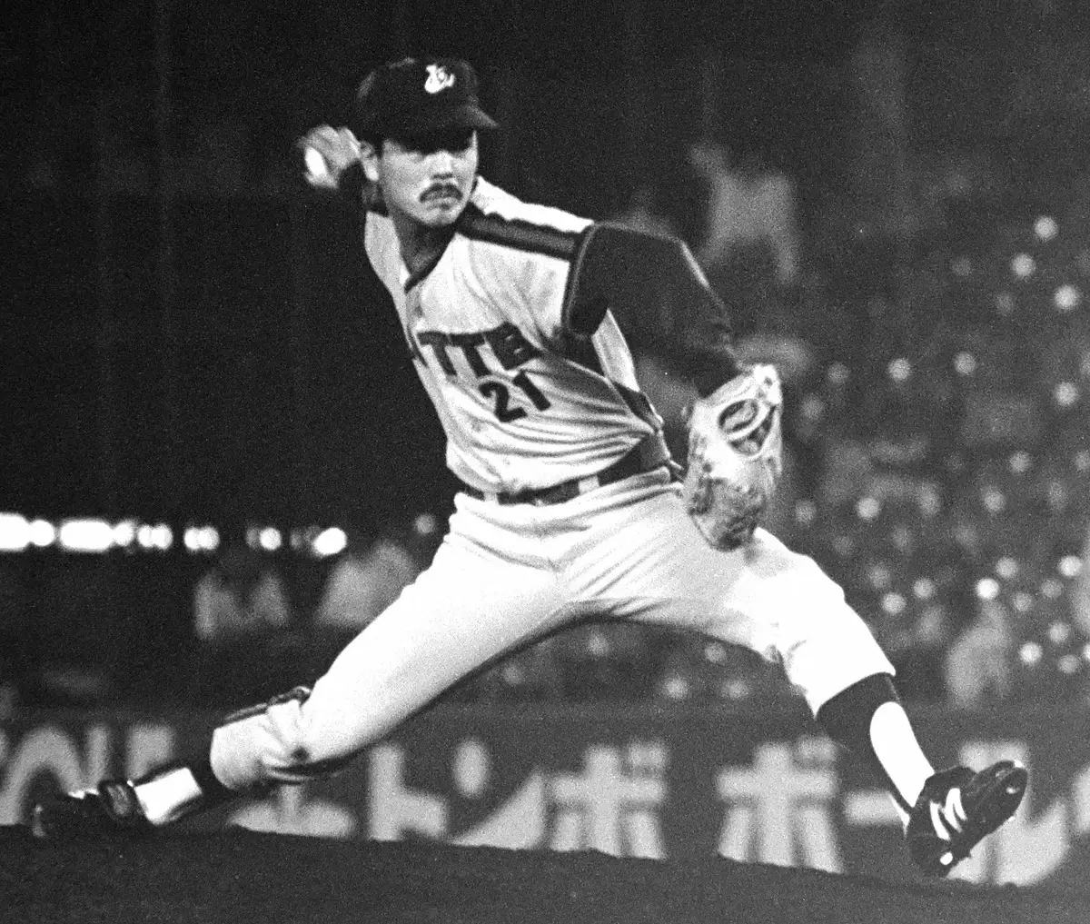 【画像・写真】ピッチングをする倉持明（1980年撮影）