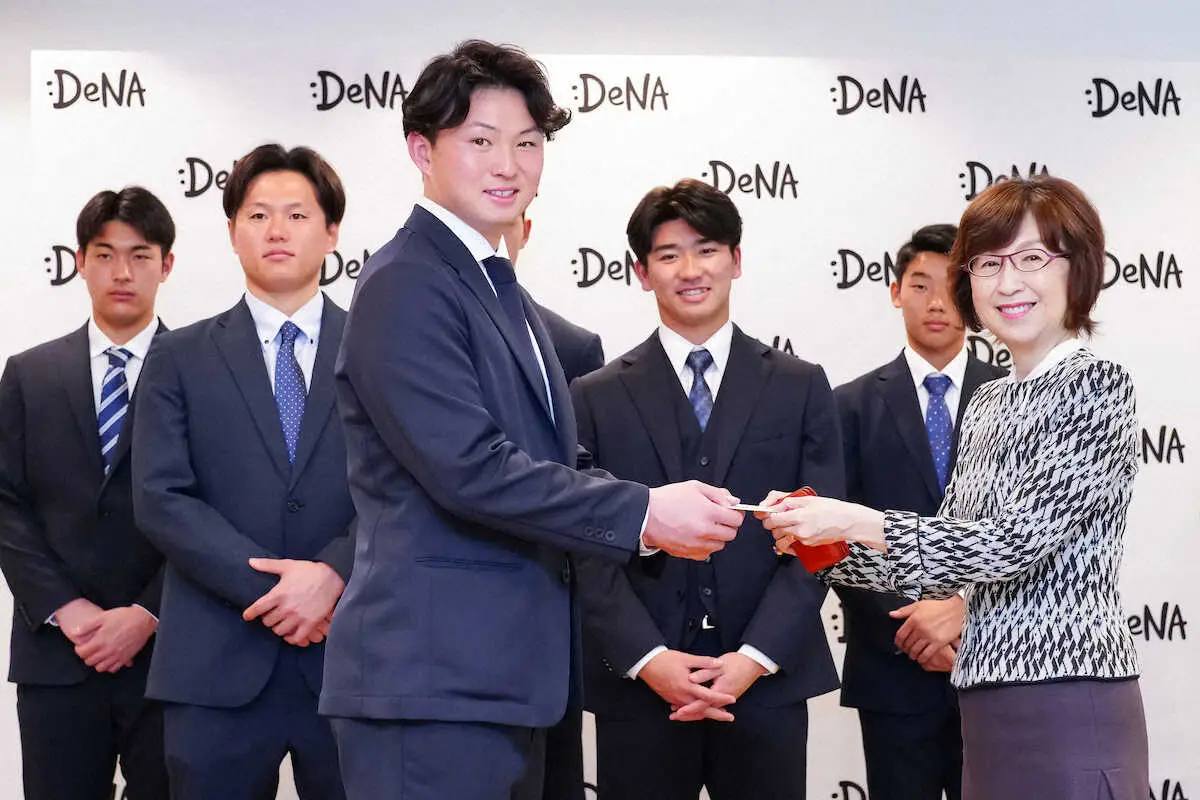 【画像・写真】DeNA南場オーナー、番長にリーグV厳命も自身はスターマン指輪はめ「1番のファン」宣言！