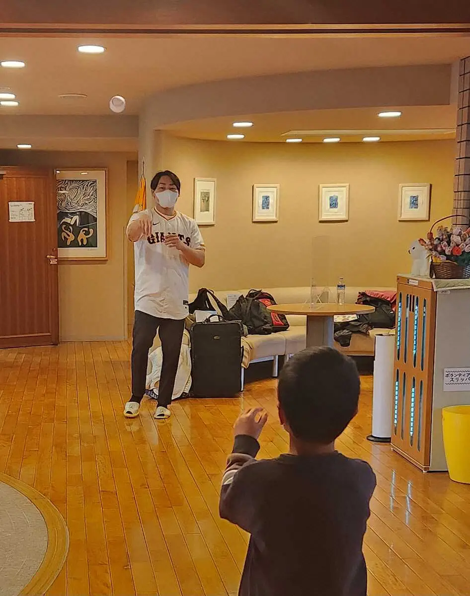 【画像・写真】巨人・丸佳浩が支援施設訪問　1安打で1万円寄付「もっと協力したい」残り158の2000安打“約束”