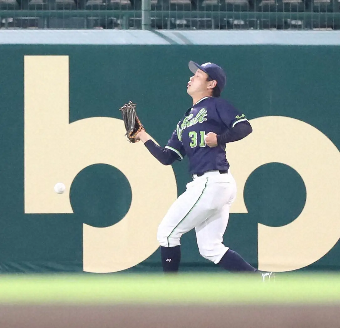 【画像・写真】ファンの皆様…温かく見守ってください　守備時、照明が目に入った外野手が思っている切なる“本音”