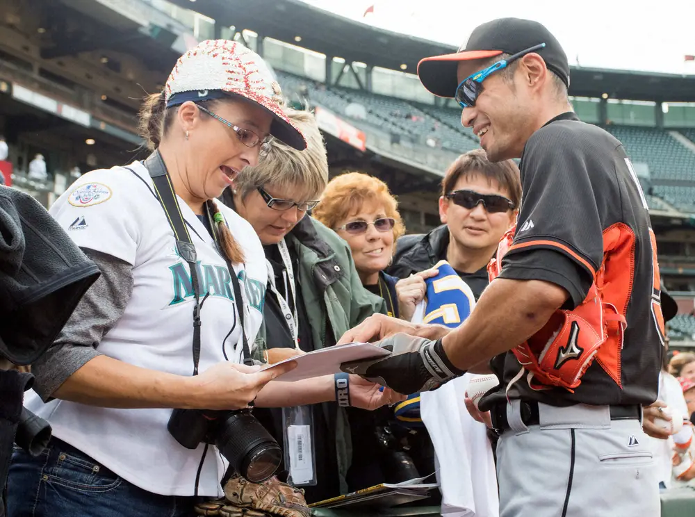 【画像・写真】“イチ・メーター”でお馴染みエイミーさん「おめでとうイチロー！！！」SNSでお手製ボードと一緒に祝福