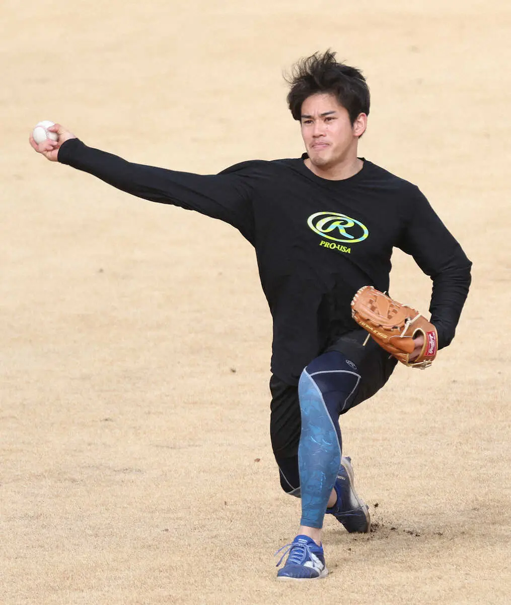【画像・写真】＜日本ハム・自主トレ＞キャッチボールを行う宮内　（撮影・村上　大輔）