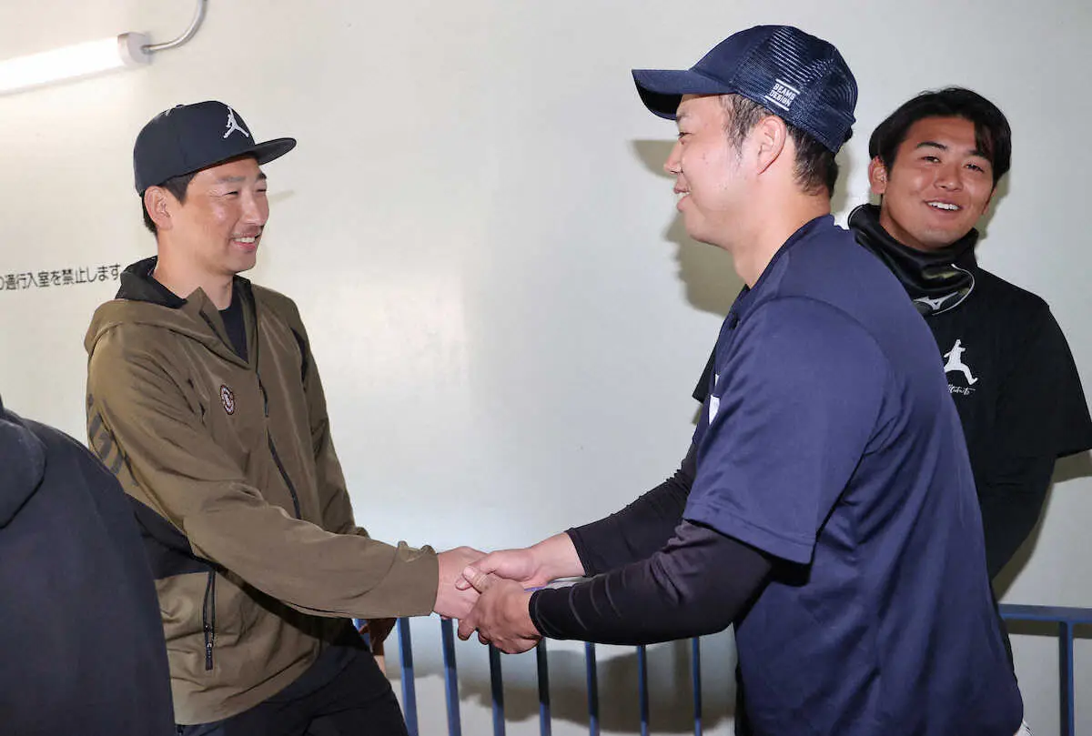 【画像・写真】阪神・岩崎　フィリーズ移籍の青柳をサプライズ激励　「私が行くまで待っててください（笑）」