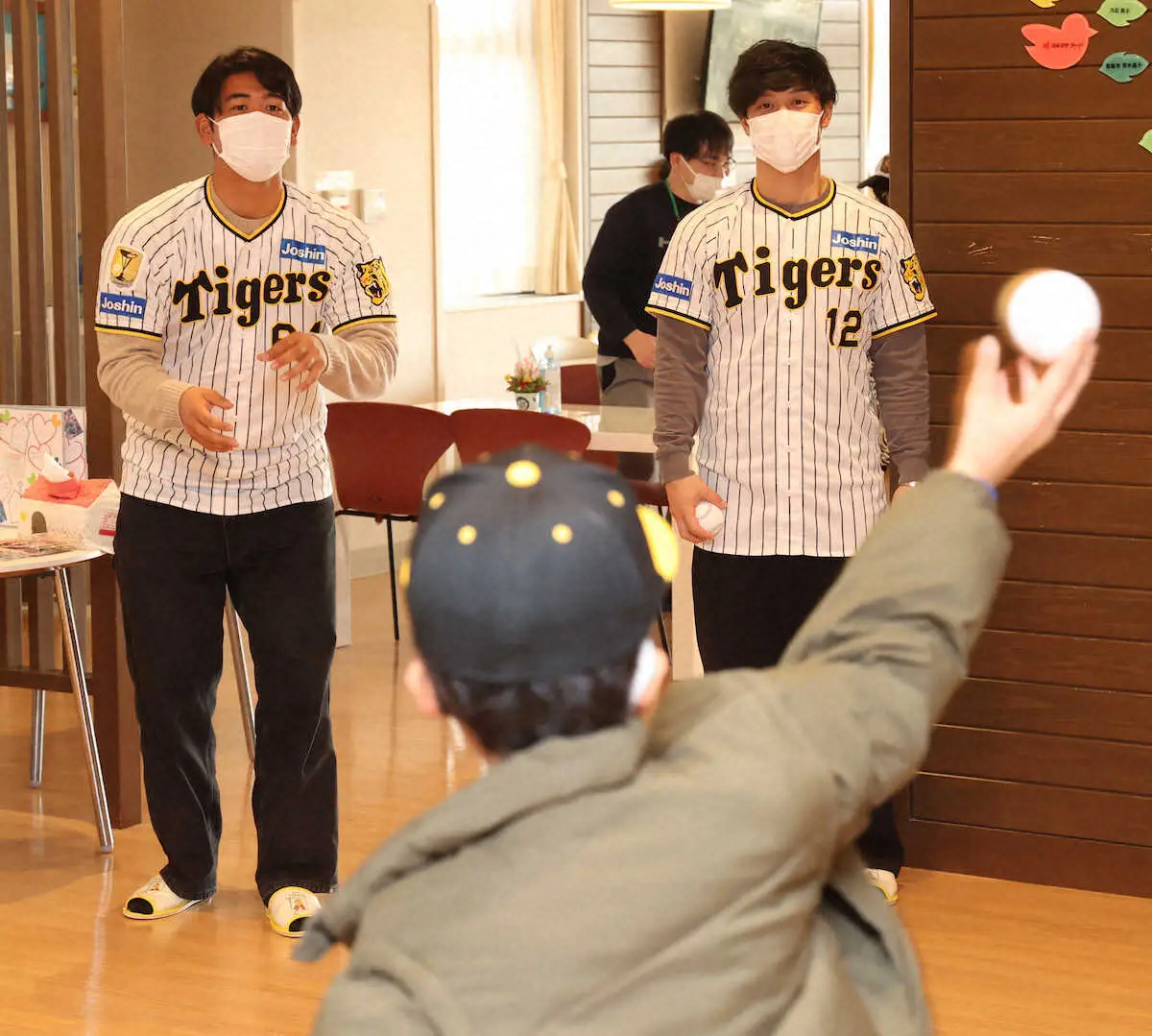 【画像・写真】阪神・坂本　子供たちのヒーローに！昨季0回のお立ち台今季こそ　神戸市の施設訪問「逆に元気をもらった」