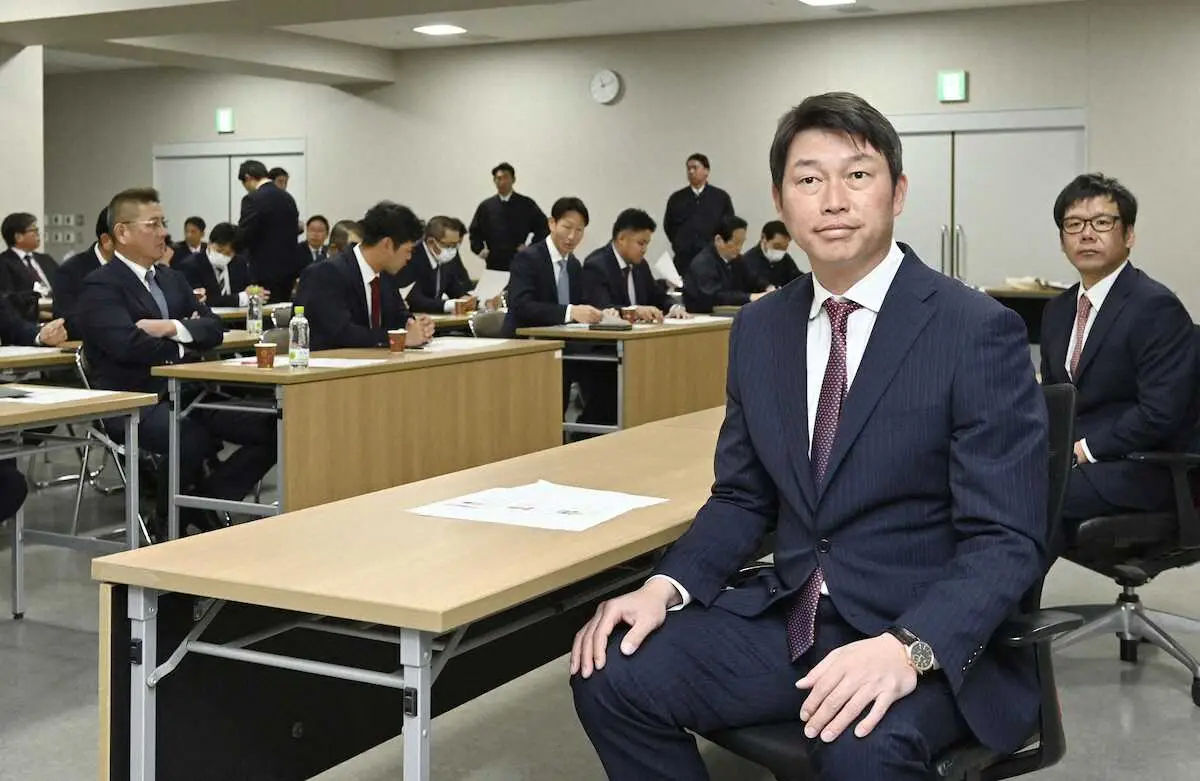 【画像・写真】広島・新井監督　“忖度”なしの競争キャンプを強調「結果を出してほしい」　若手、中堅、ベテランも横一線
