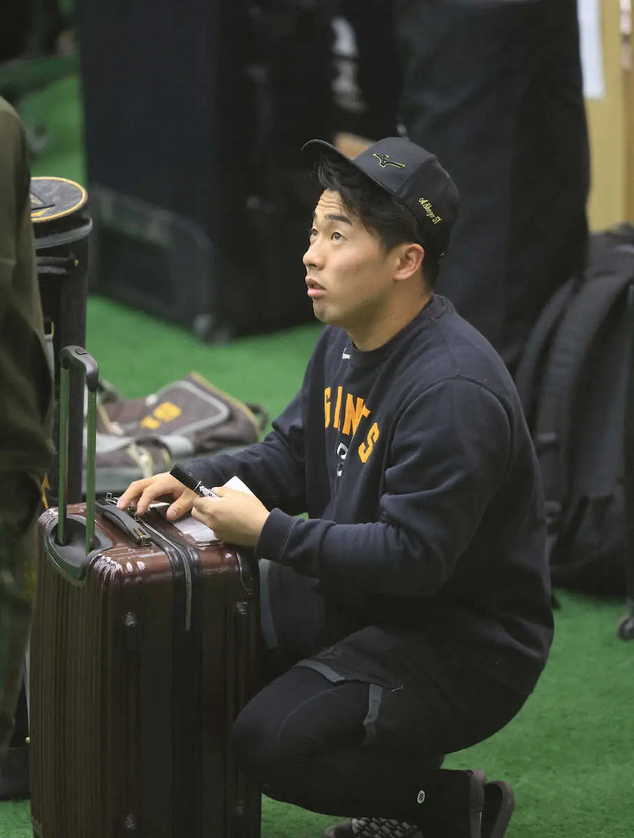 【画像・写真】巨人・浅野翔吾　実家感満載の店で高校時代の恋愛事情バラされる　唐揚げほおばりながら照れ笑い