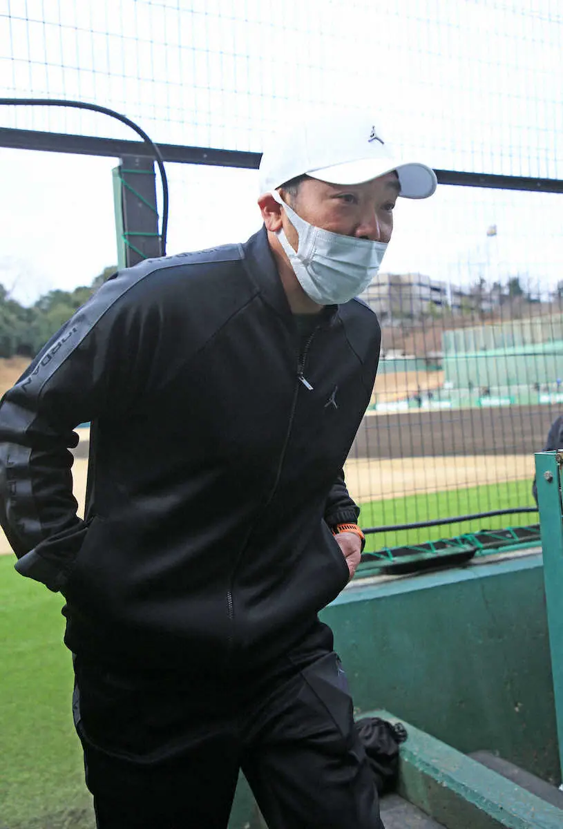 【画像・写真】巨人・阿部監督　背番号「21」熱望の井上にノルマ「2桁勝ったら背番号変えてやる」　