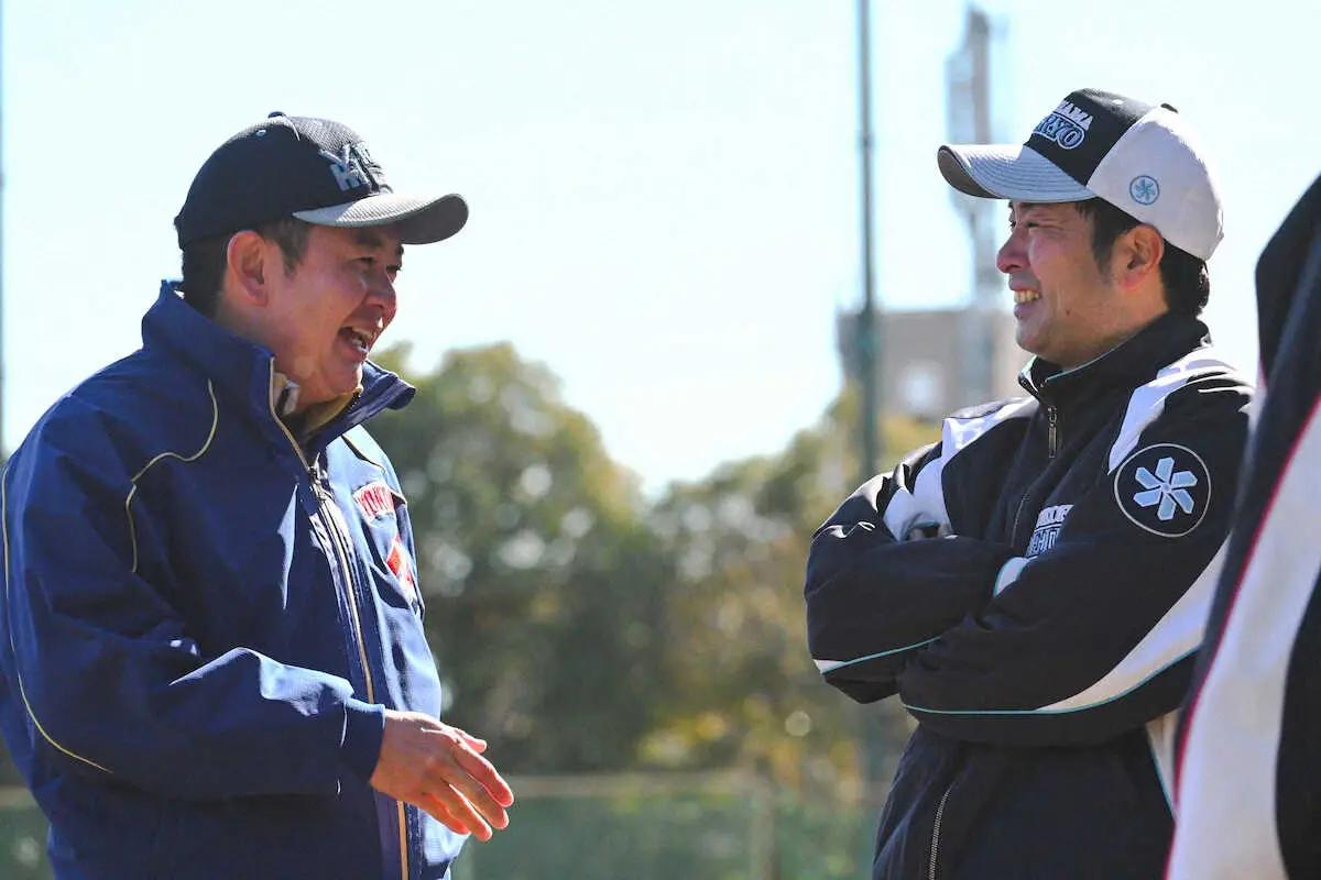 【画像・写真】横浜・村田監督が選抜出場の横浜清陵を異例の訪問「チーム横浜で頑張ろう」　同じ夢を追った野原監督との絆