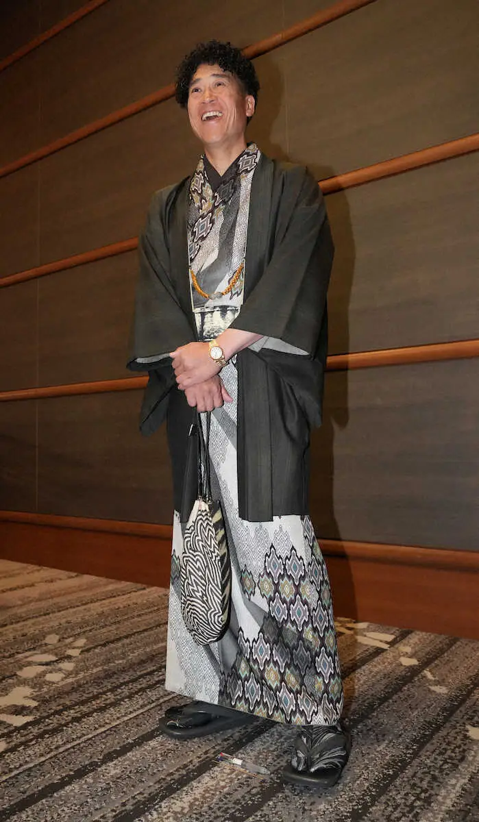 【画像・写真】ソフトバンクの城島健司CBO　新調した和装でコーチ会議に登場　「今年は球団スーツ以外は着物で」