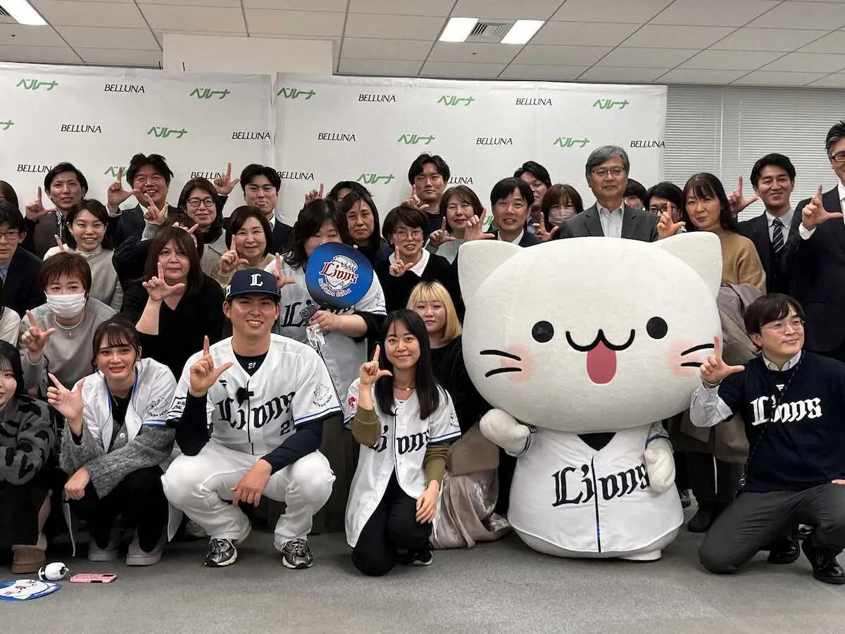 【画像・写真】左肘じん帯の不全損傷の西武・武内「最優秀防御率のタイトルを目標に」　ベルーナ本社訪問