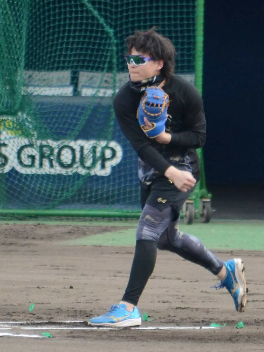 【画像・写真】二塁送球の練習に取り組む日本ハム・田宮