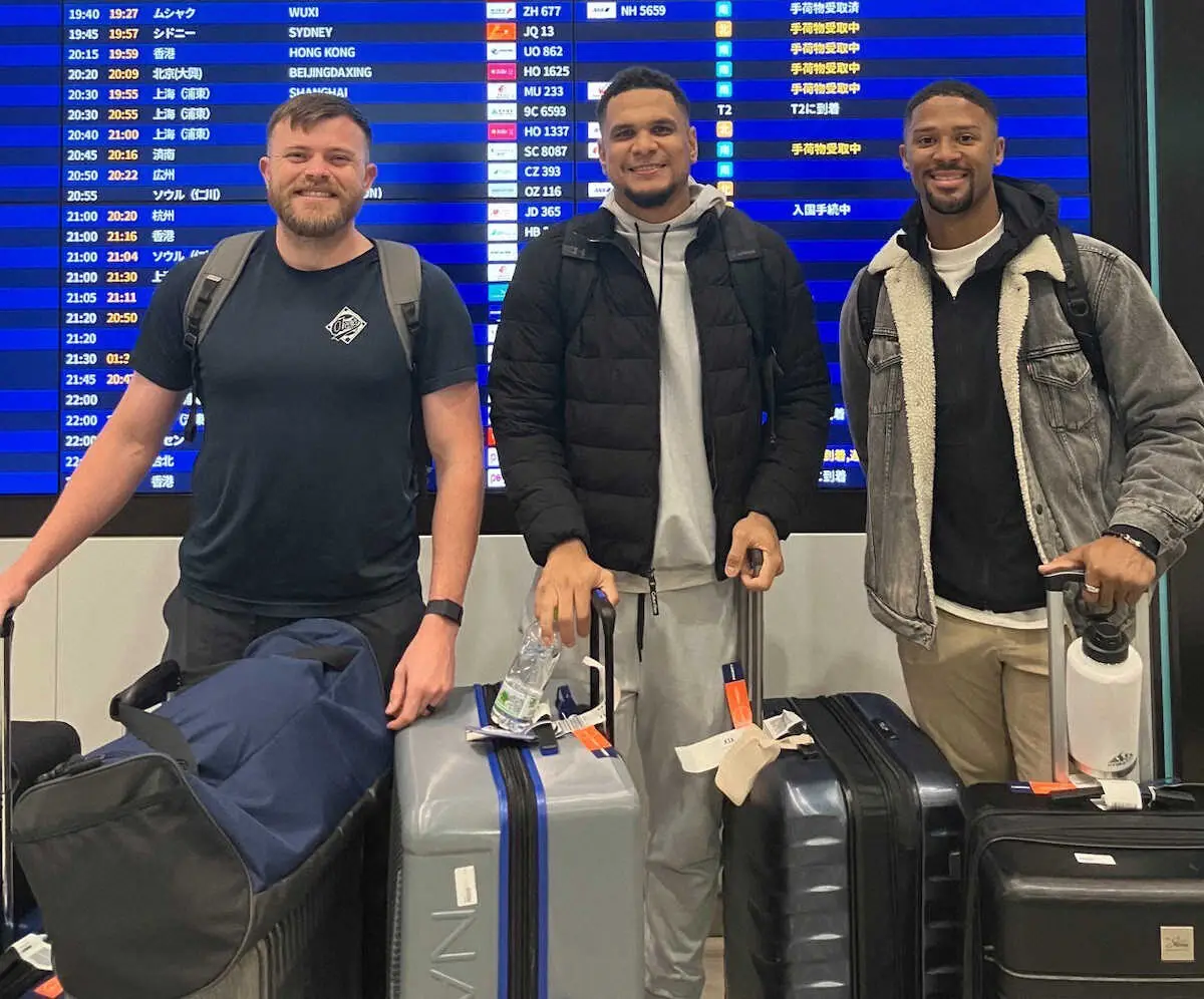 【画像・写真】阪神　ビーズリーが来日　マウンドと同様に半袖で“らしさ”全開