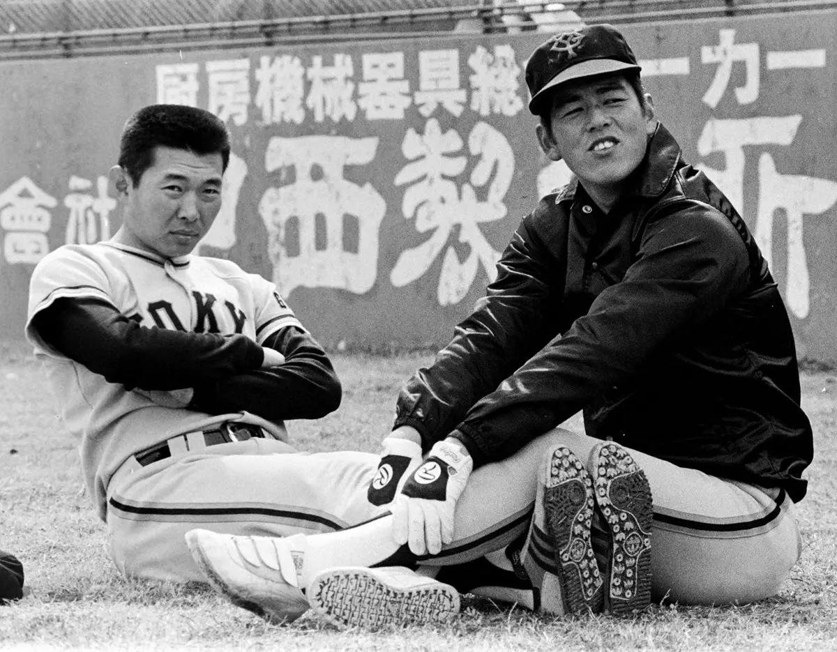 【画像・写真】1980年、江川卓（左）と準備体操をする角三男（当時）